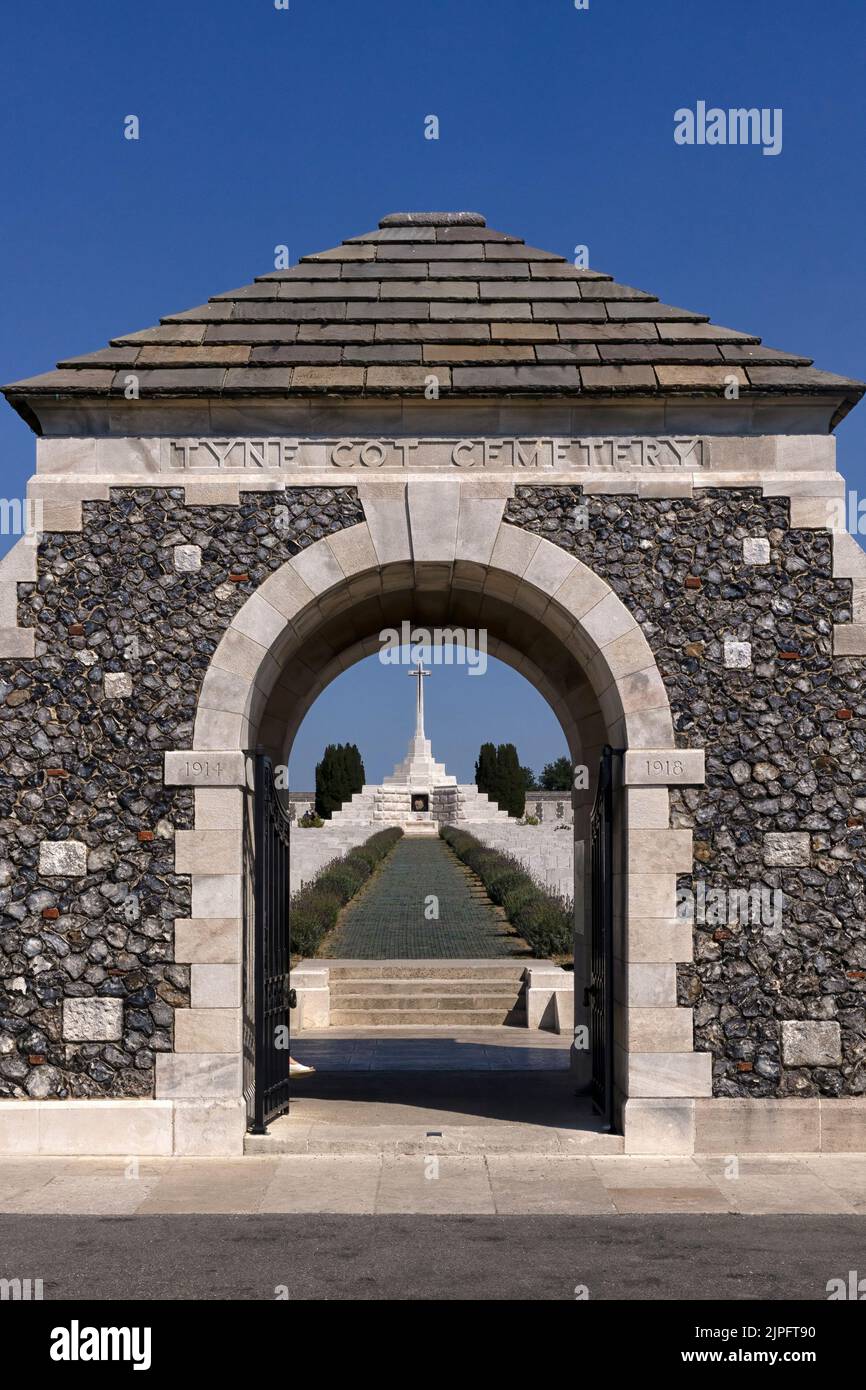 TYNE COT FRIEDHOF, BELGIEN - `10. AUGUST 2022: Ansicht des Eingangs zum Friedhof in der Tynecotstraat mit Gedenkkreuz im Hintergrund und Schild Stockfoto